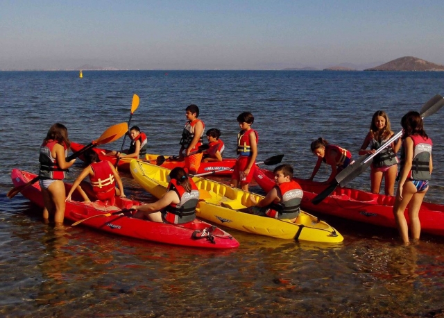 Grupo infantil subiendo a los kayaks